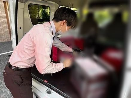 スーツ着用の専任ドライバー